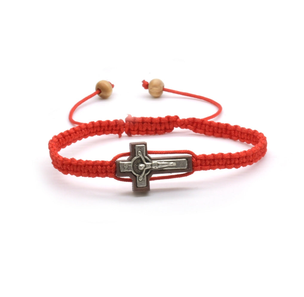 Pulseira de cordão vermelho com cruz e missangas