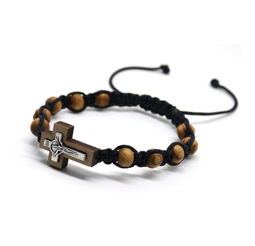 Pulseira de madeira de pinho entrançada com contas em cruz