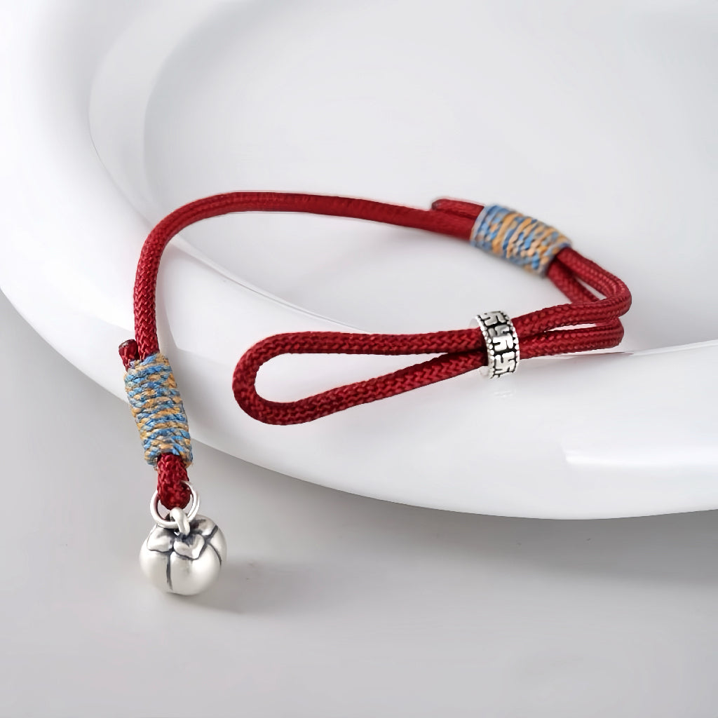 Pulseira de cordão vermelho com trança dupla de caqui e ruyi desire em prata