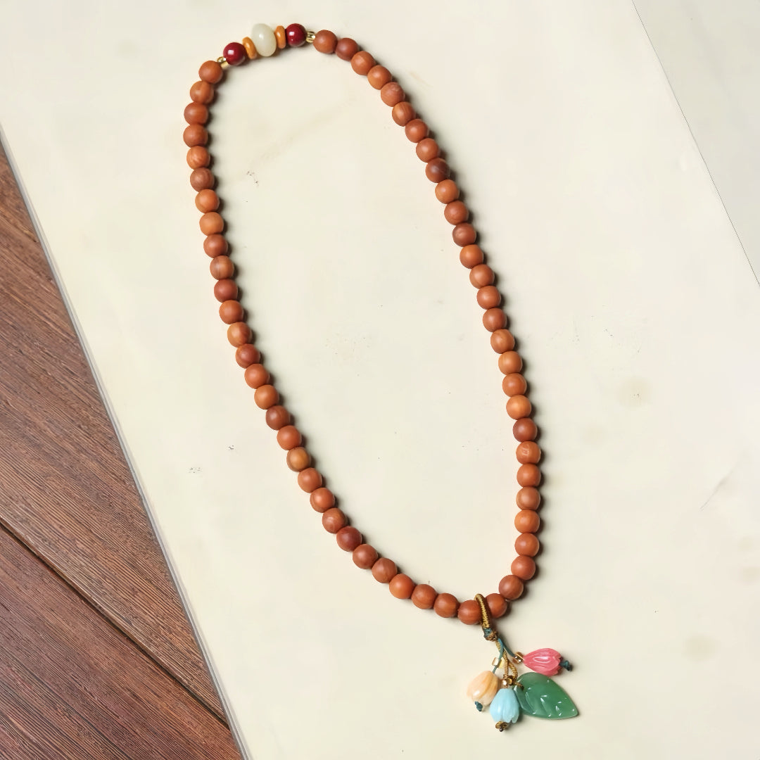 Pulseira de jade com pendente floral e cipreste com duas voltas