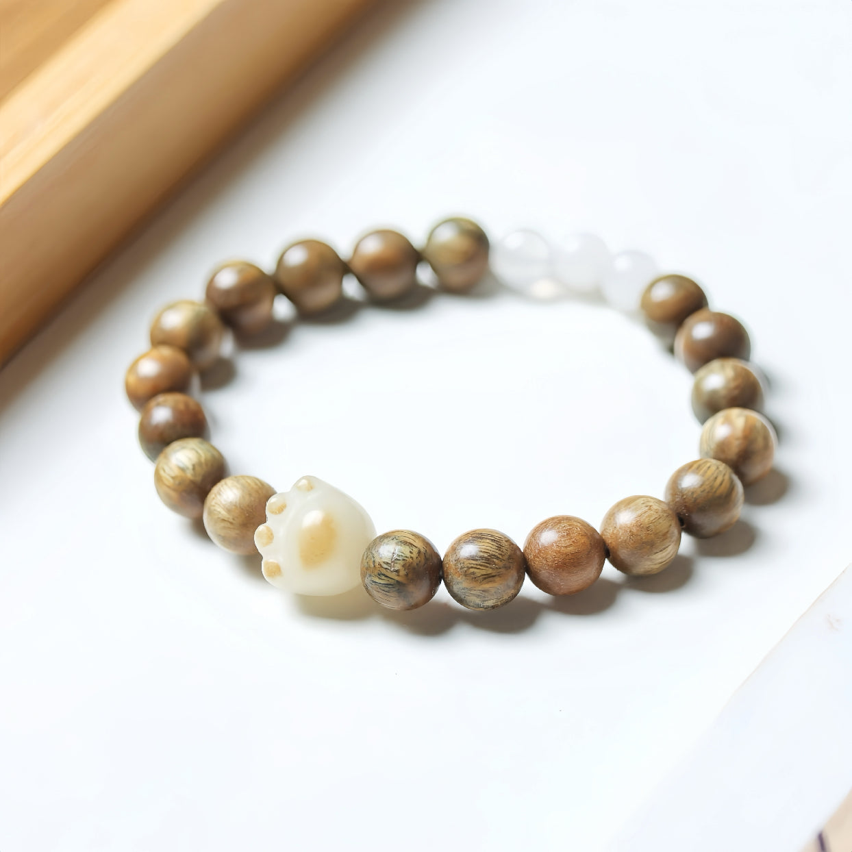 Jade pata silueta pulsera de sándalo verde