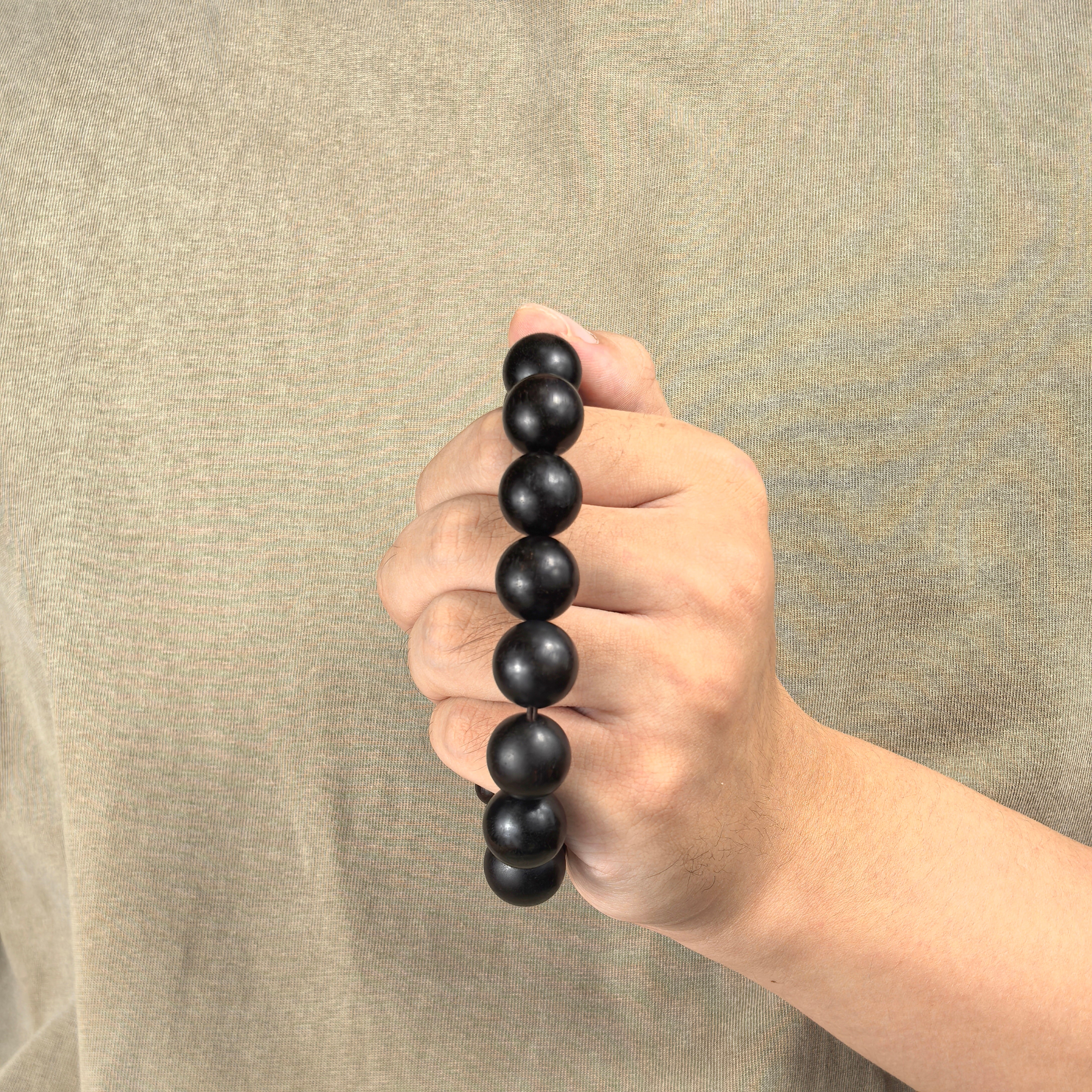 Ricchezza di braccialetti in palissandri