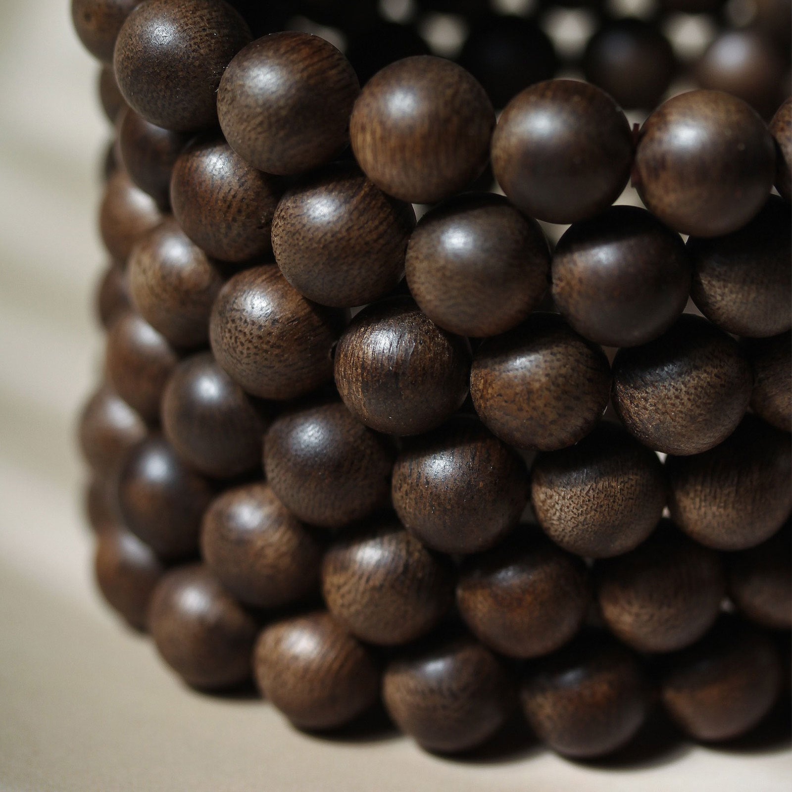 Brazalete de madera de agarria de grano suave