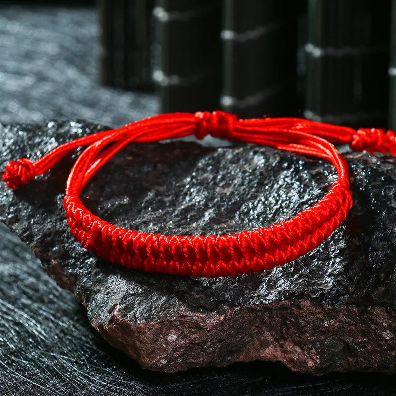 Rotes Schnurarmband