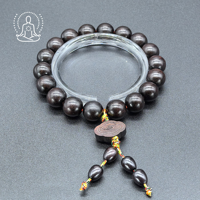 Pulsera de sándalo rojo de hoja pequeña - existencia serena — on wrist