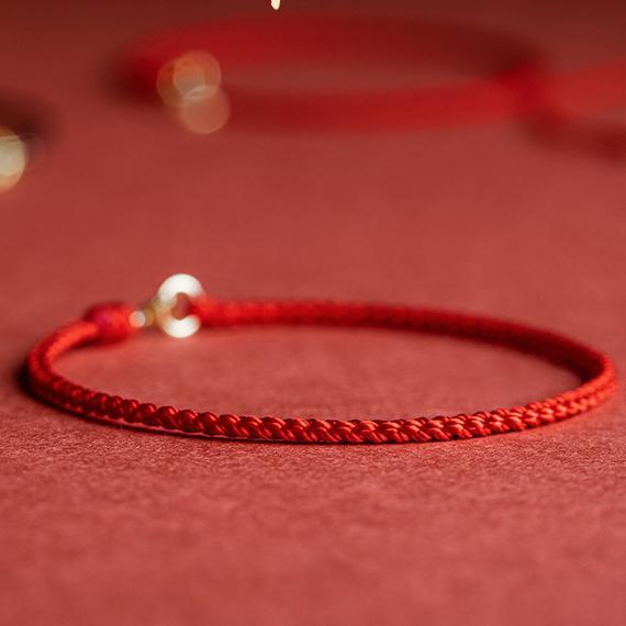 Pulseira delicada de cordão vermelho com fecho banhado a ouro Moment of Luck
