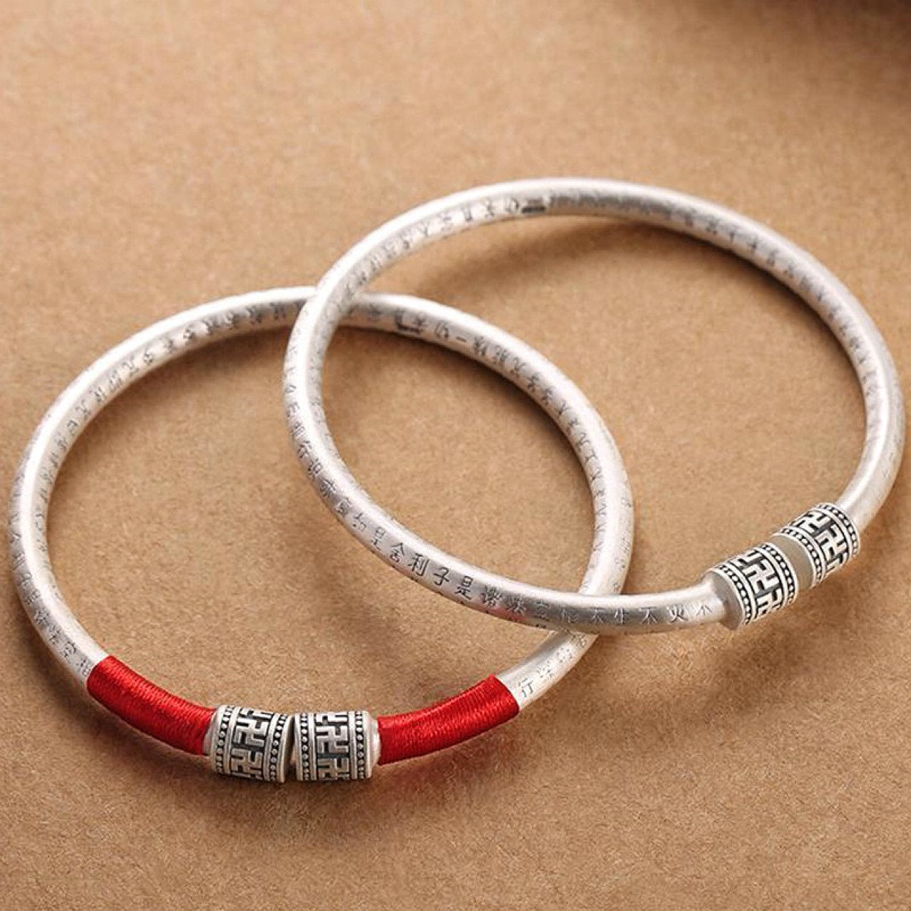 Bracelet à cordes rouges de chaîne de mantra en argent sanctifiée à six syllabes